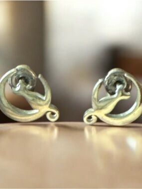 Cat Moon 🌙 Delicate Swirl Stud Earrings in silver - Women Jewelry
